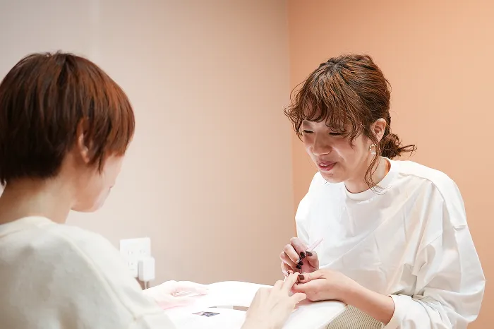 女性スタッフが仕事をしている様子
