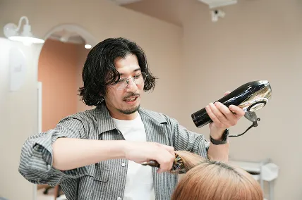 店内で談笑するスタッフたち