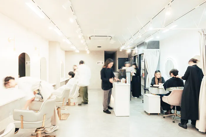 スタッフが働くサロン内の様子