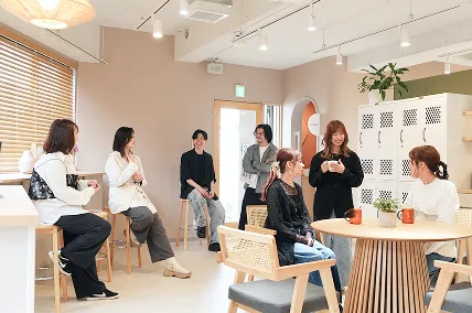 店内で談笑するスタッフたち